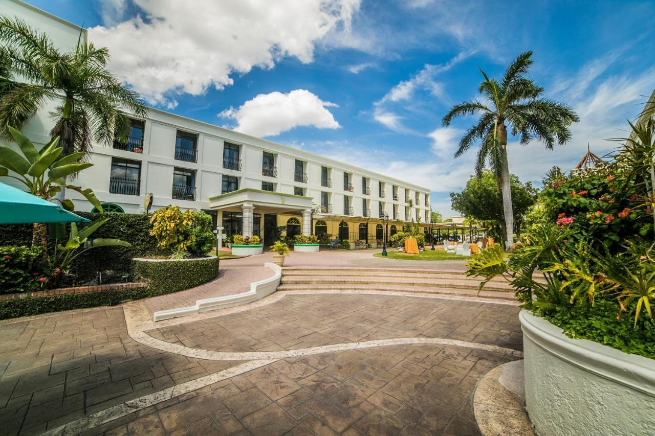 The Knutsford Court Hotel Kingston Buitenkant foto